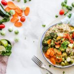 Alimentos para mejorar la salud encima de una mesa
