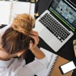 Chica estresada con el trabajo, recalcando la importancia de reducir la ansiedad