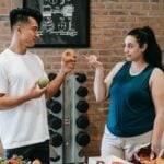 Aumentar masa muscular, dos personas pensado qué van a comer para estar más fuertes