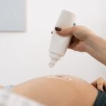 primeras consultas prenatales, doctor poniendo gel en la tripa