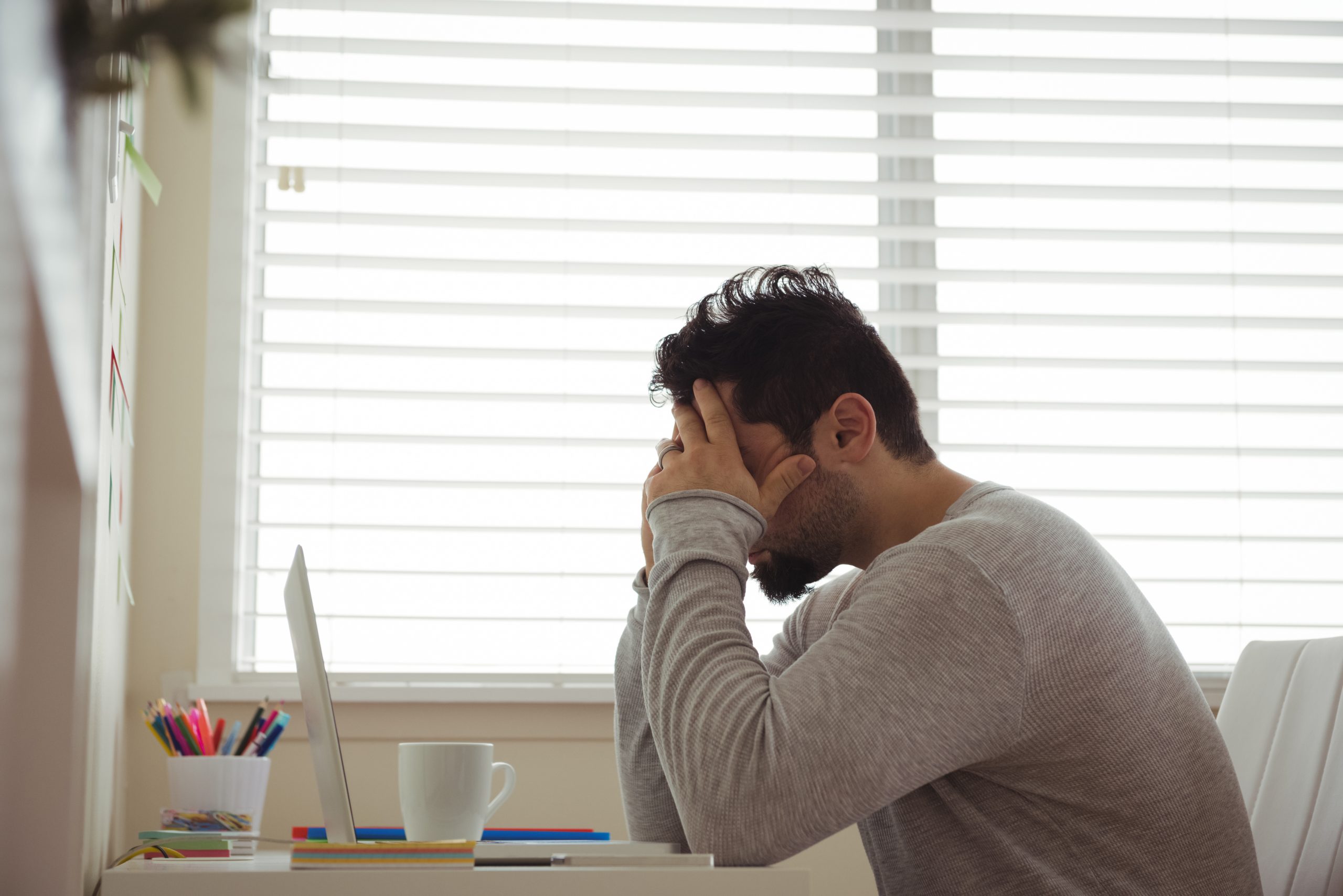 desempeño laboral, hombre estresado