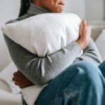 ansiedad en mujeres, mujer abrazando una almohada