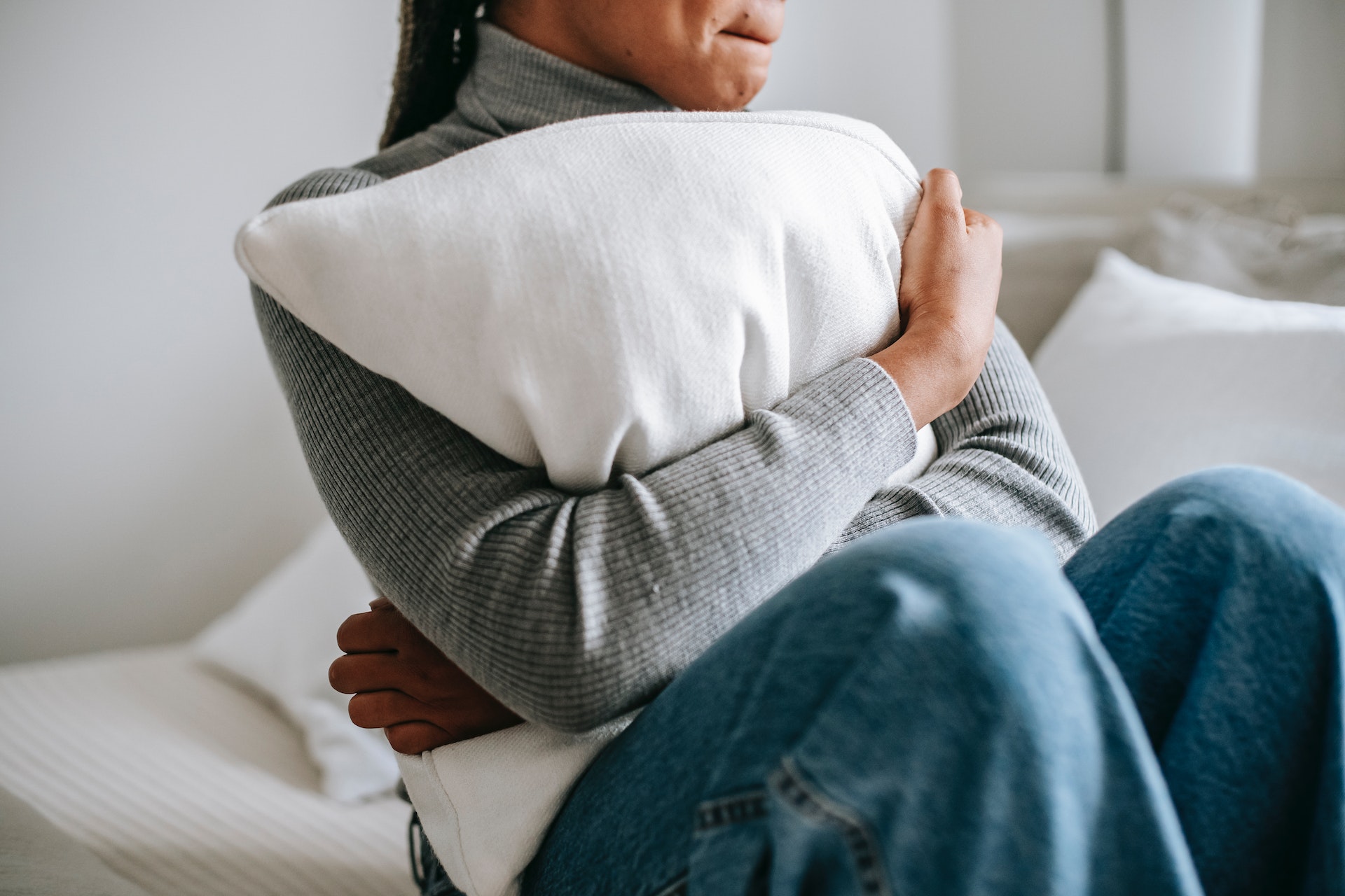 ansiedad en mujeres, mujer abrazando una almohada