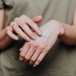 dermatología, manos con crema