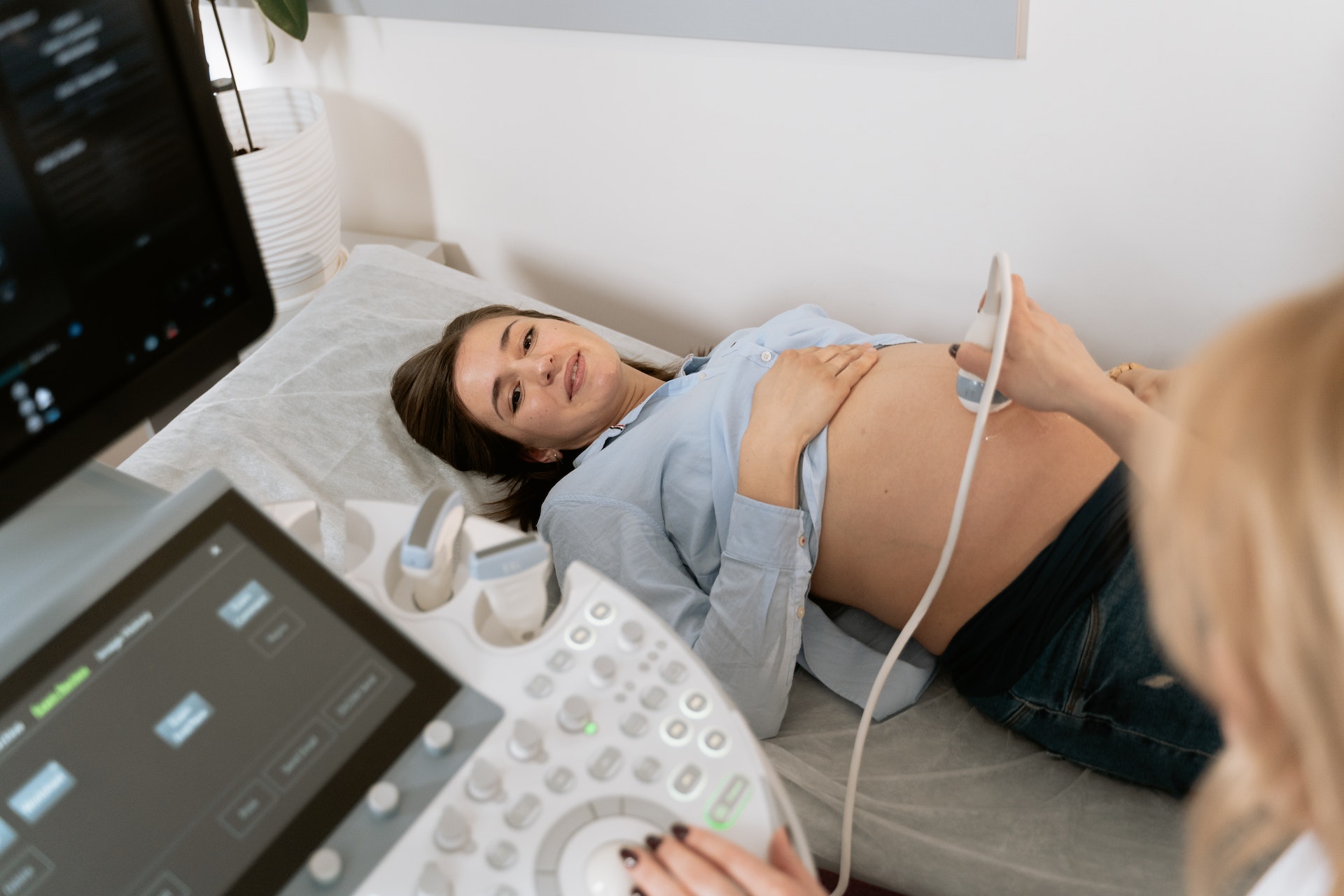 obstetricia, mujer haciéndose una ecografía