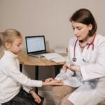 pediatra cogiendo el pulso a una niña