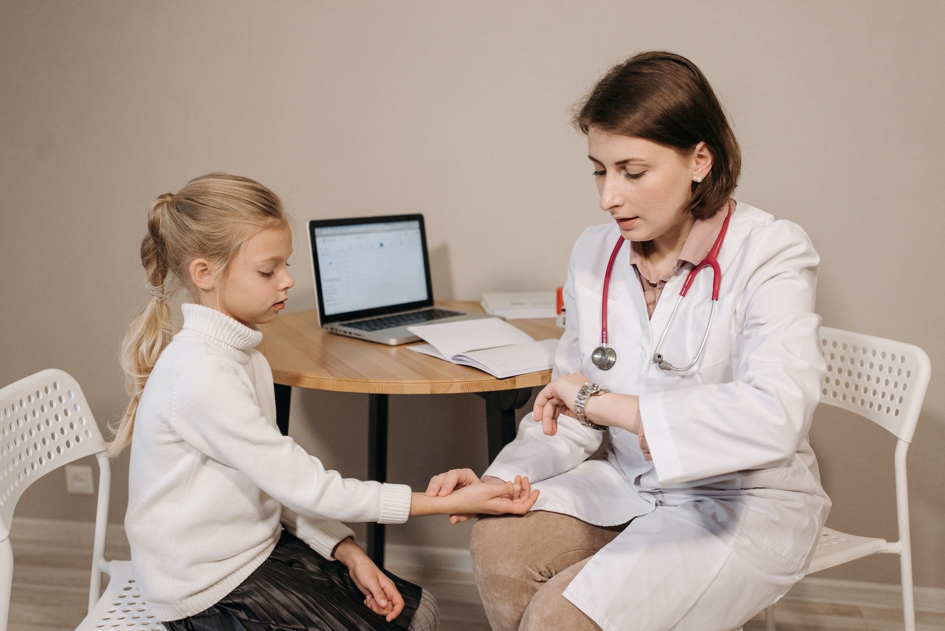 pediatra cogiendo el pulso a una niña