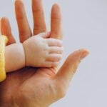 Dermatología Pediátrica, mano de bebé con mano adulta