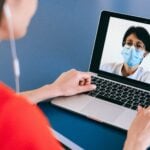 medicina general: consulta online entre mujer y médico