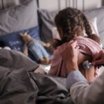 Virus respiratorio sincitial, pediatra auscultando a una niña