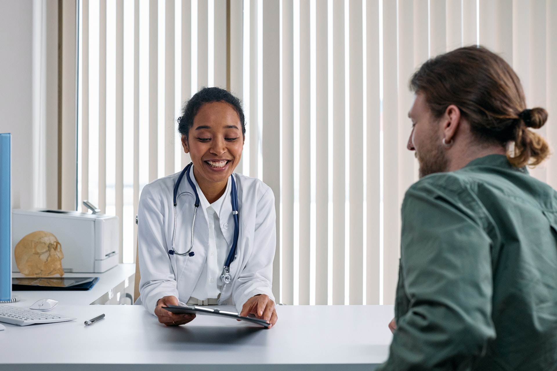 chequeos médicos, doctora con paciente