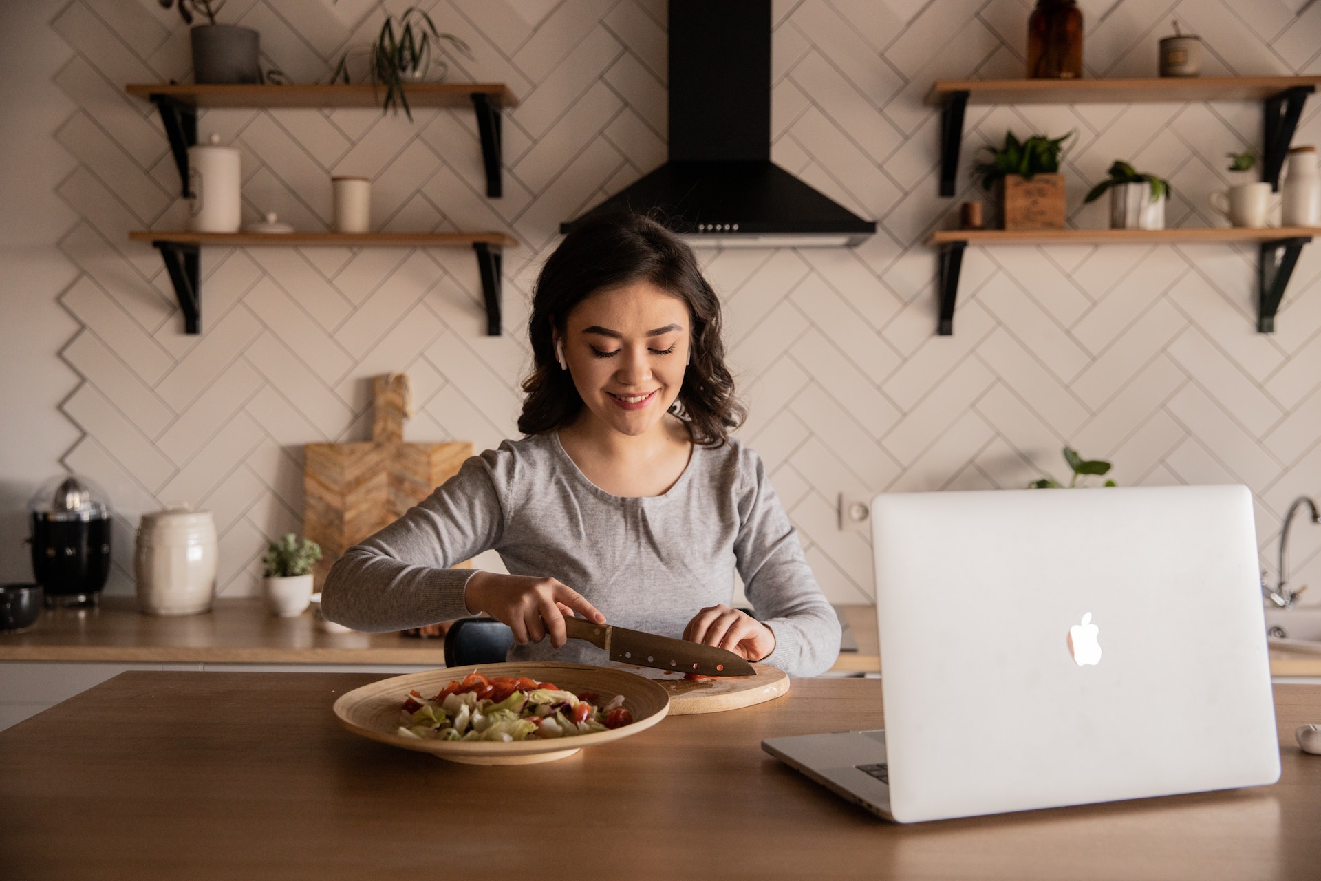 consulta online dietista nutricionista, chica cortando verduras