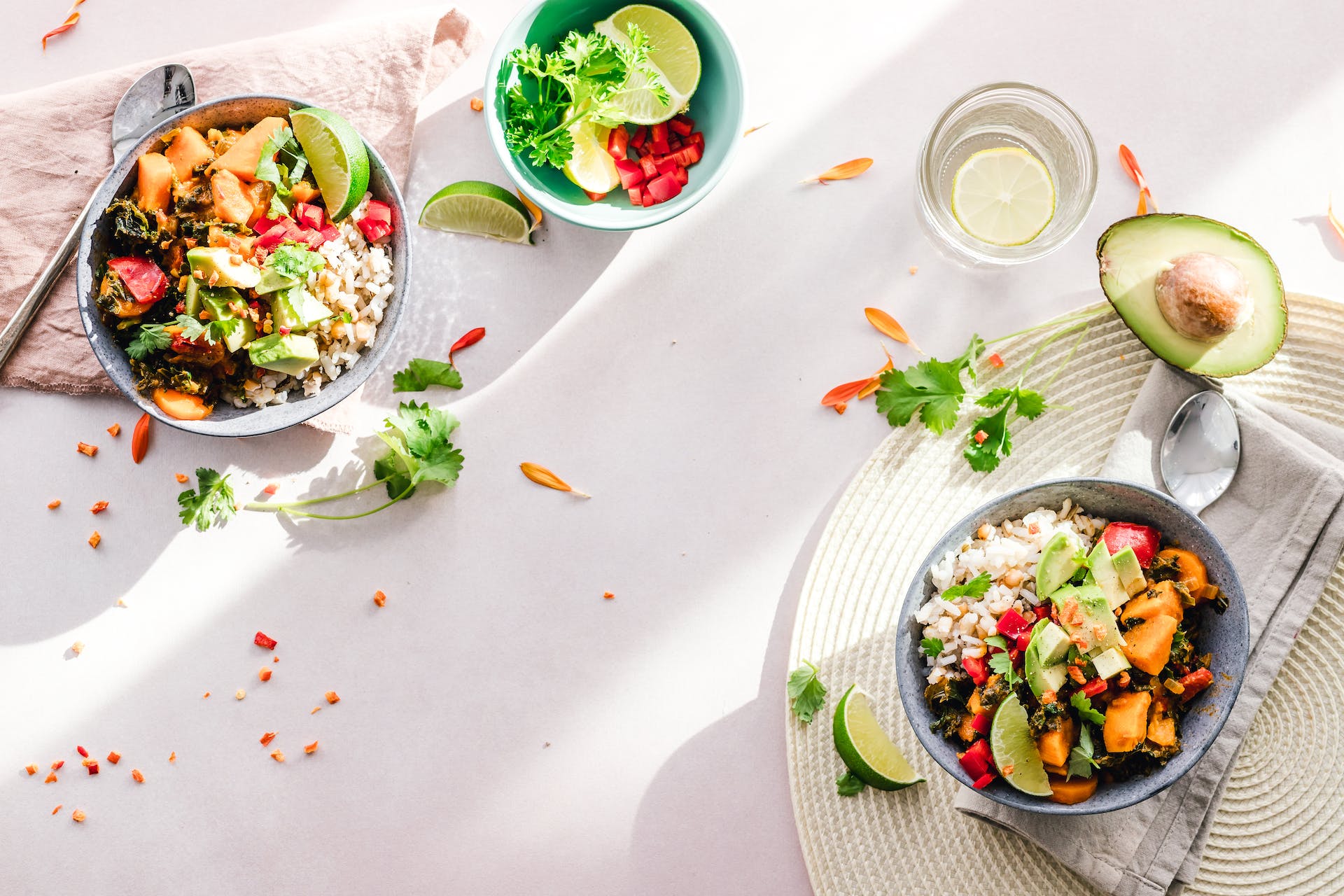 nutricionista y dietista, dos ensaladas en una mesa