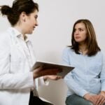 ginecología y obstetricia, doctora dando una explicación a una mujer