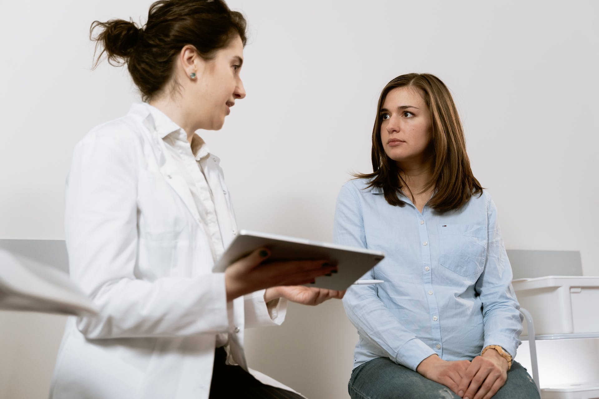 ginecología y obstetricia, doctora dando una explicación a una mujer