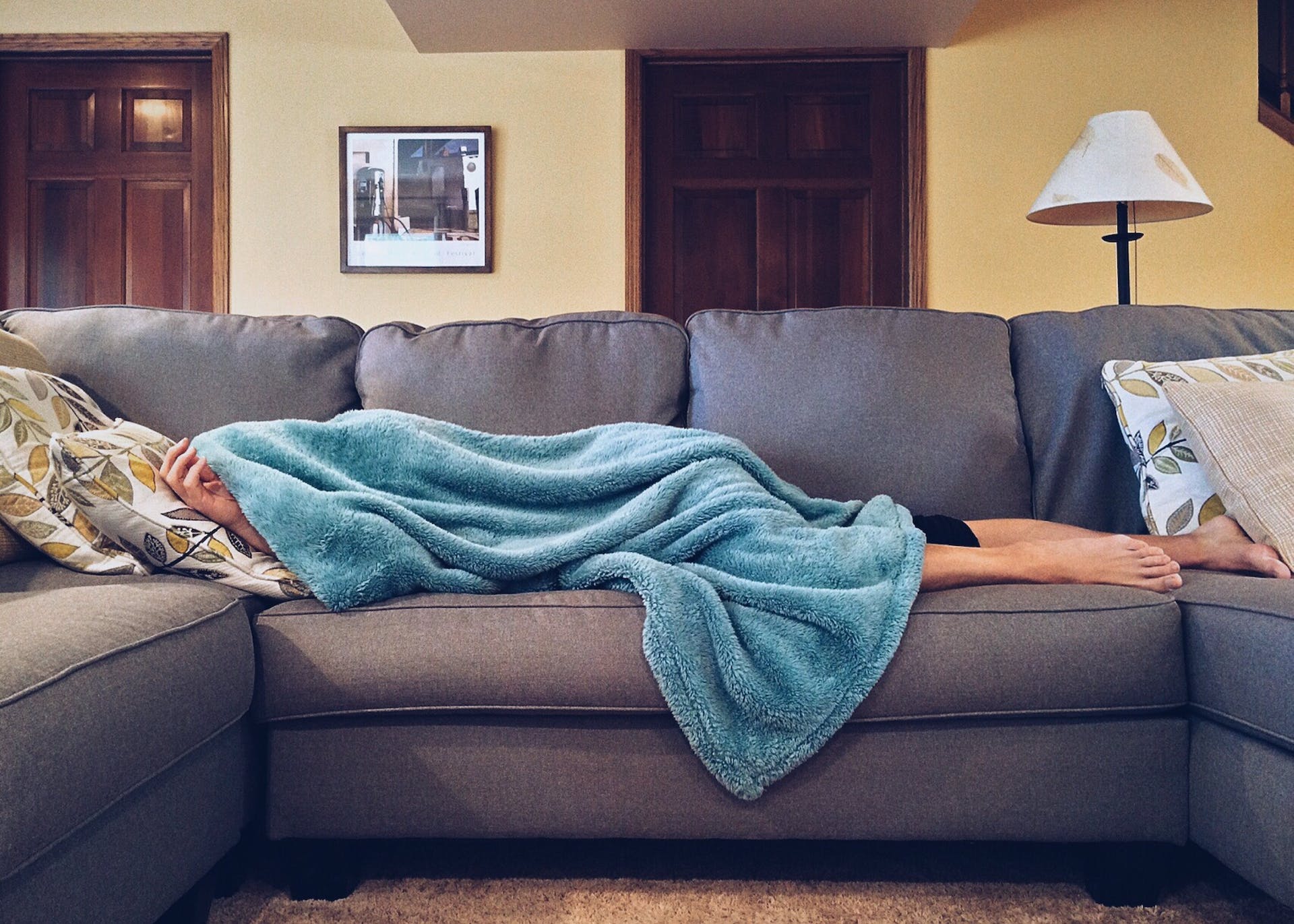 Bronquitis aguda, persona enferma tumbada en el sofá