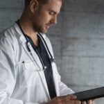 urólogo y nefrólogo, doctor mirando tableta